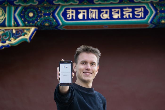Alex mit Smartphone in China